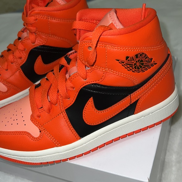 New, Air Jordan 1 Mid SE - Picture 5 of 11